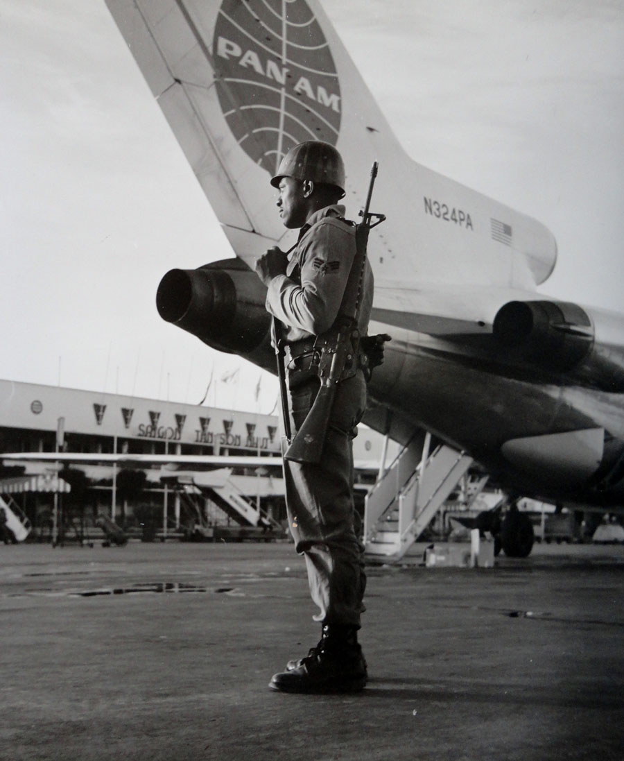 5a Pan Am 727 Sgt Jimmy Jackson guards Clipper Pocohontas at SGN UM Final