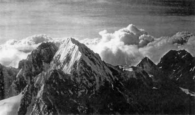 Between India and China in World War Two. Flying the Hump over the Himalayas: The Roof of the world